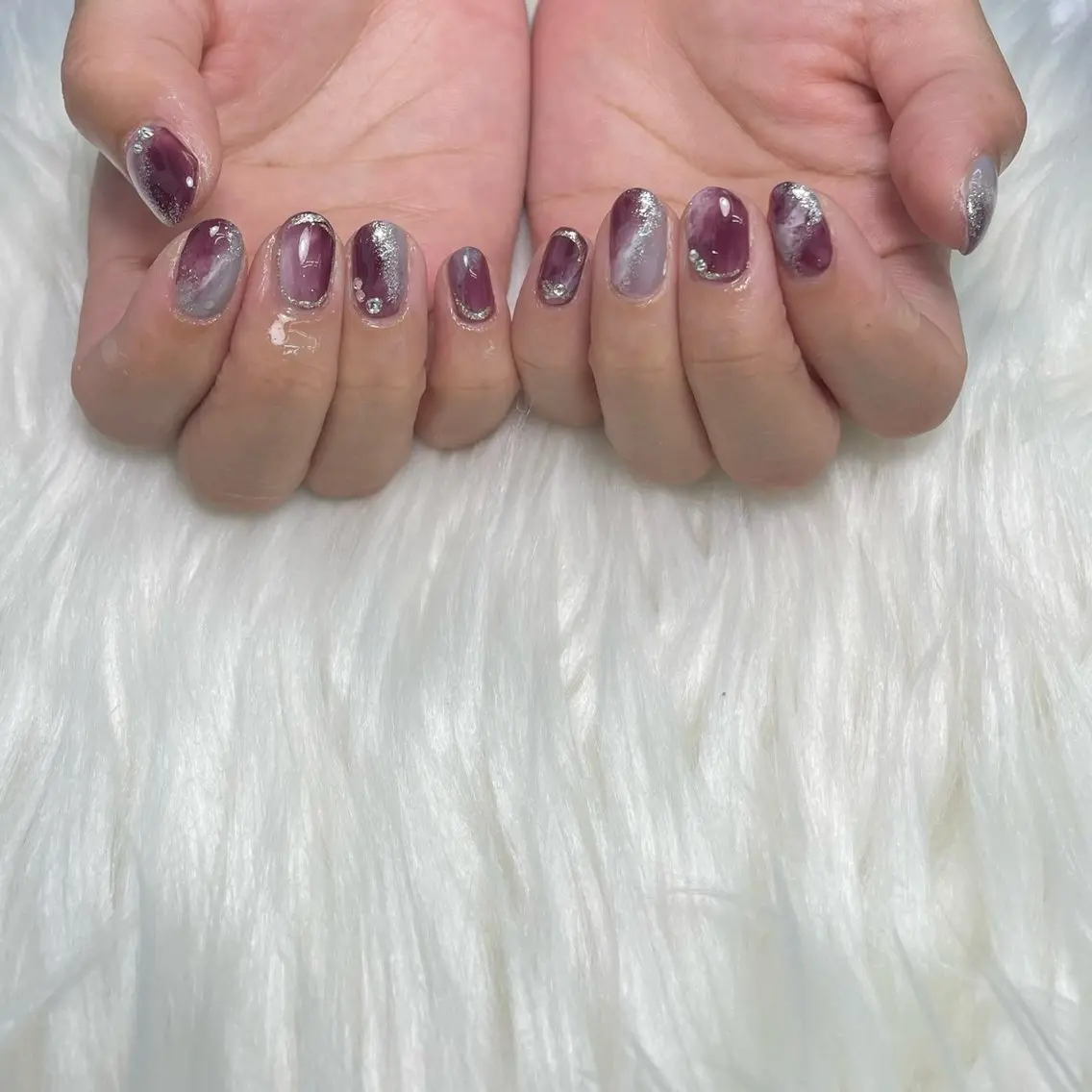 ネイル アートネイル ボルドー ニュアンスネイル オフィスネイル ショートネイル ハンドネイル Quee Stllaのネイルデザイン