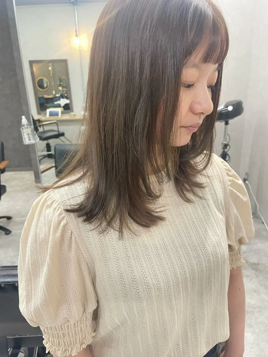 ミディアム カラー レイヤーカット オン眉 いなみね はるきのヘアスタイル