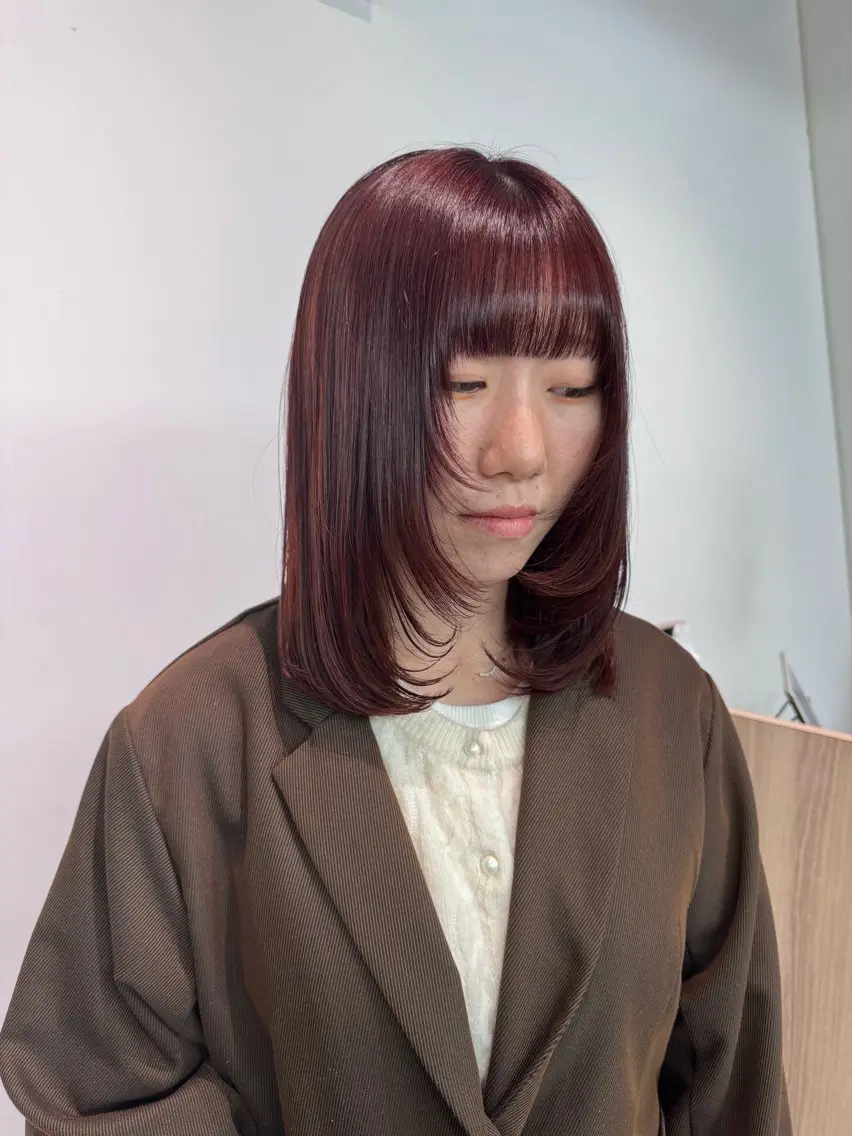 ミディアム カラー ボルドーカラー 顔周りカット レイヤーカット カット ヘアカラー 顔周りレイヤー /kokoro🦮のヘアスタイル