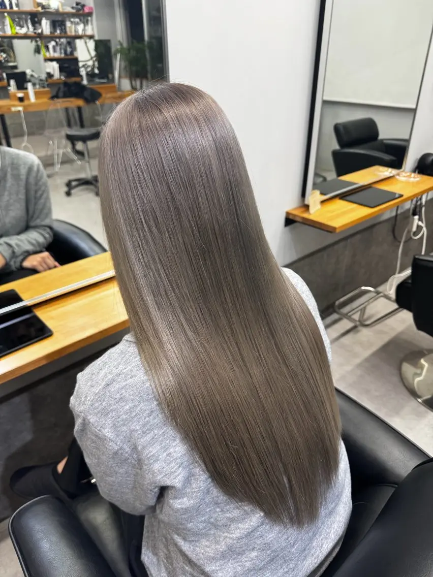 ロング カラー カット ヘアカラー トリートメント ミルクティーカラー グレージュ　高山慧輔のヘアスタイル
