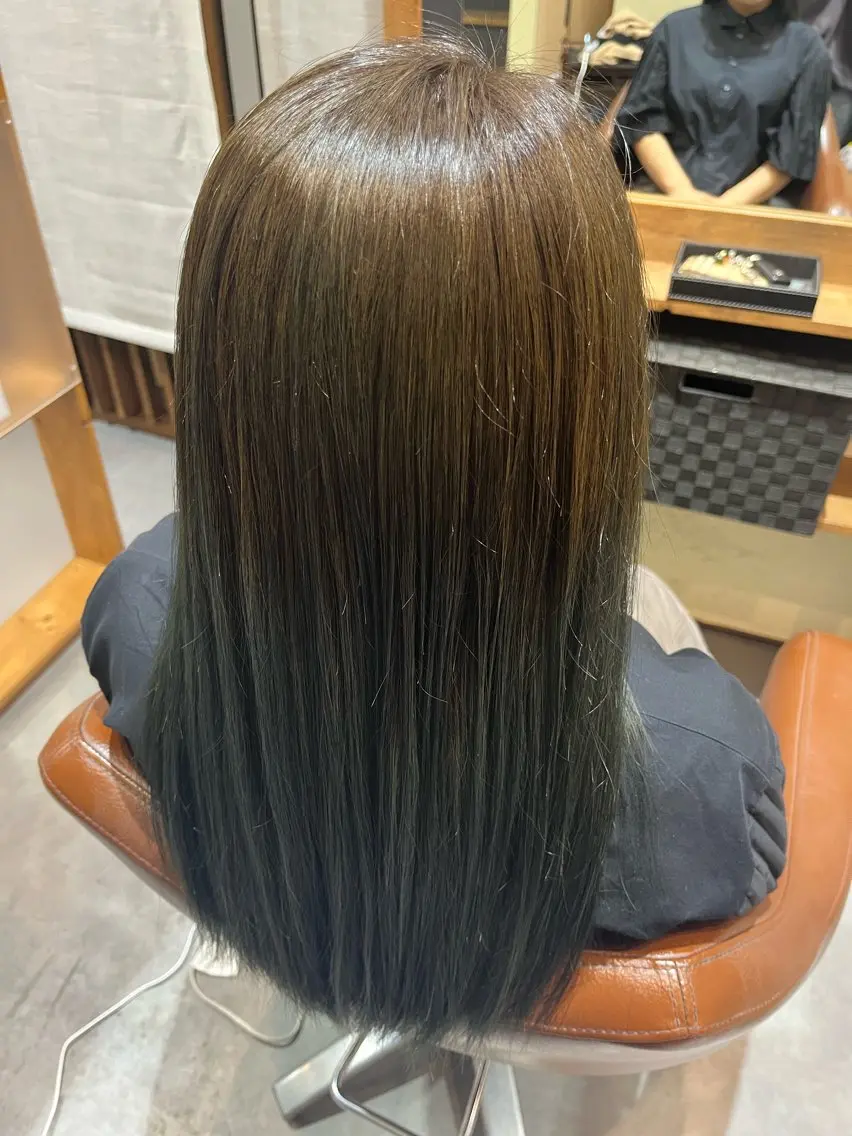 セミロング カラー ブリーチ 透明感カラー グラデーションカラー オリーブカラー カット ヘアカラー 名嘉真 美晴のヘアスタイル