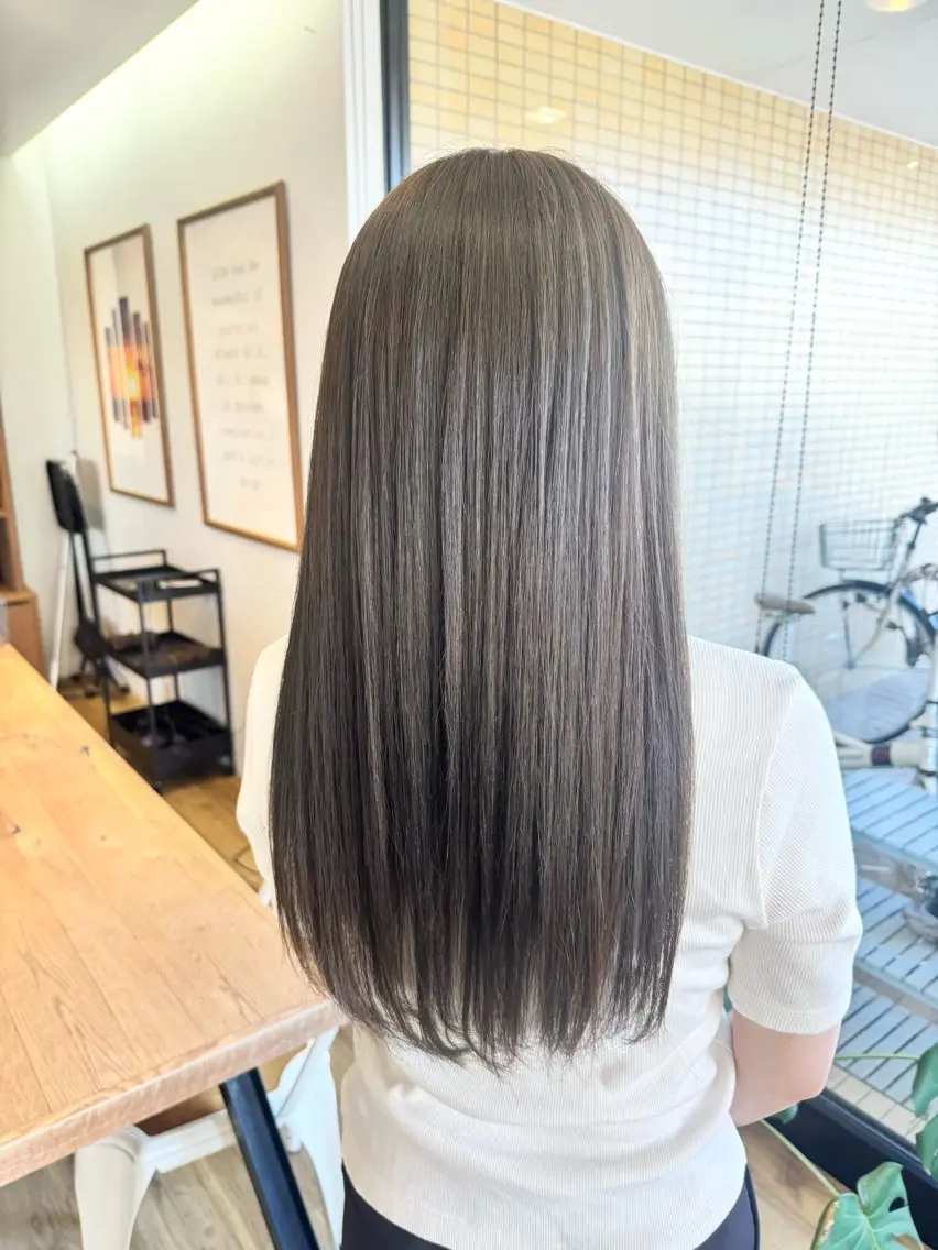 ロング カラー ベージュカラー オリーブベージュ カット ヘアカラー トリートメント ツキダテ ユイのヘアスタイル
