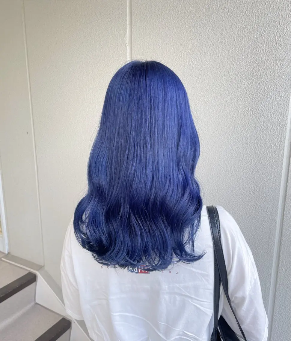 セミロング カラー ヘアアレンジ ブリーチ ブルーカラー ネイビーカラー 縮毛矯正 ヘアカラー トリートメント ヘッドスパ ヘアセット 艶カラー✨縮毛矯正✨ 翁長孝輔のヘアスタイル