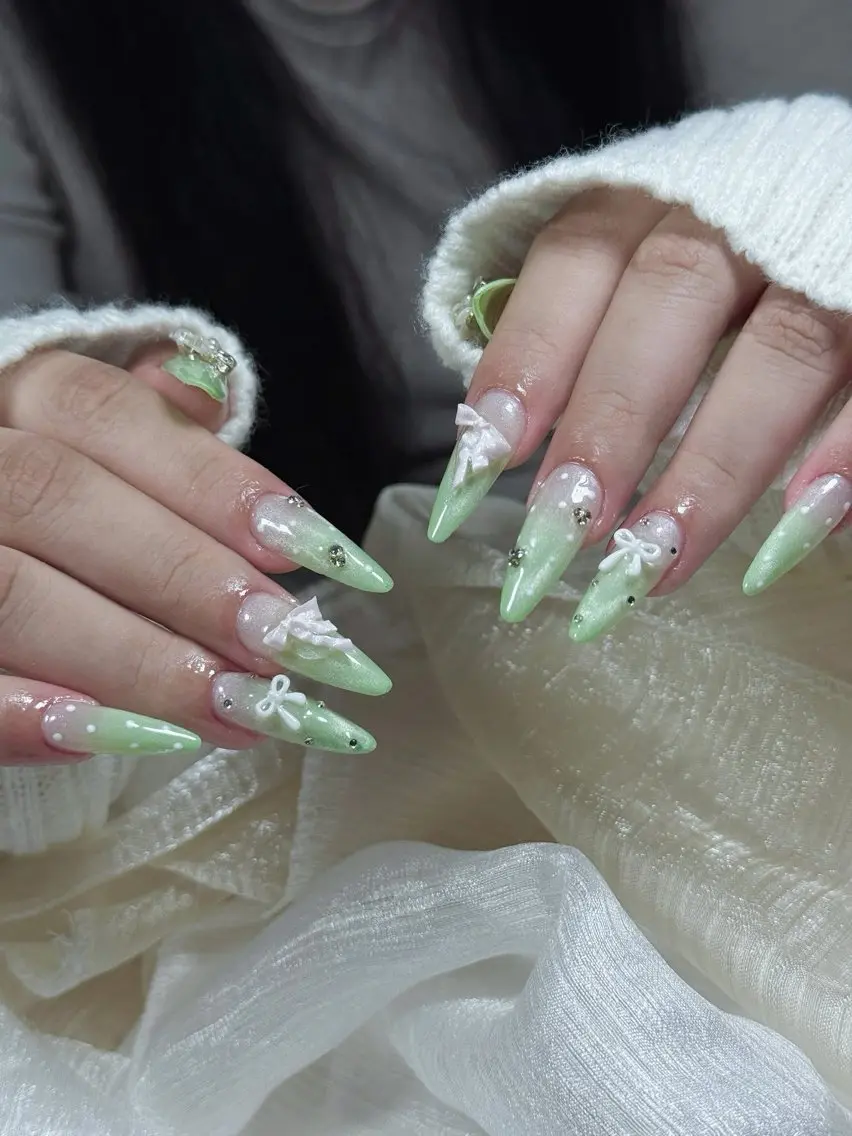 ネイル チークネイル フレンチネイル グラデーション キラキラネイル 韓国ネイル ハンドネイル Minette nailHuongのネイルデザイン
