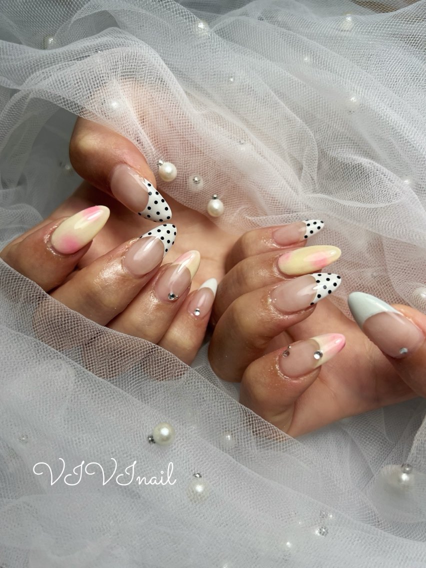 ネイル ドット フレンチネイル ハンドネイル vivi nailのネイルデザイン