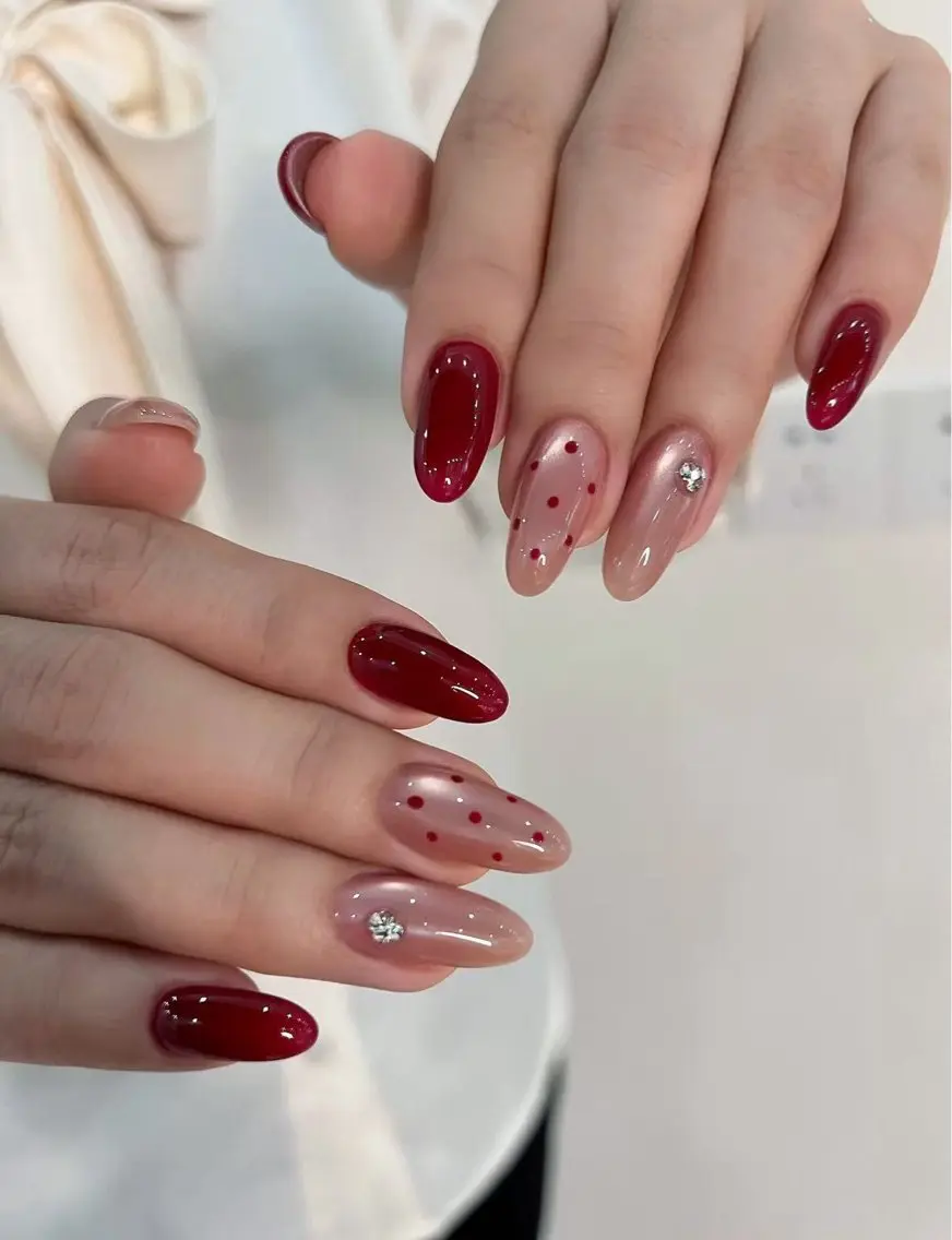 ネイル ボルドー ドット キラキラネイル 冬ネイル ハンドネイル ルチア 🌹高田馬場店🌹のネイルデザイン