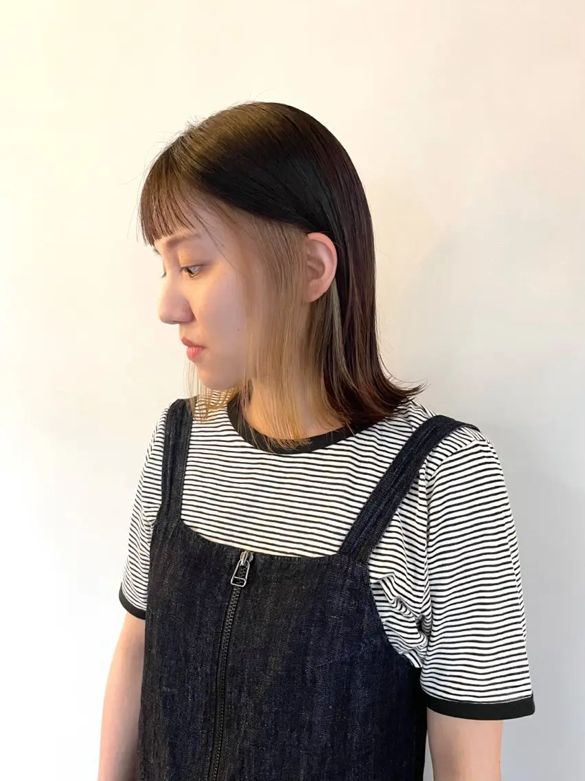 ミディアム カラー 切りっぱなしボブ ベージュカラー ブリーチ ケアブリーチ インナーカラー 韓国ナチュラル・ ベージュ/落合夏希のヘアスタイル