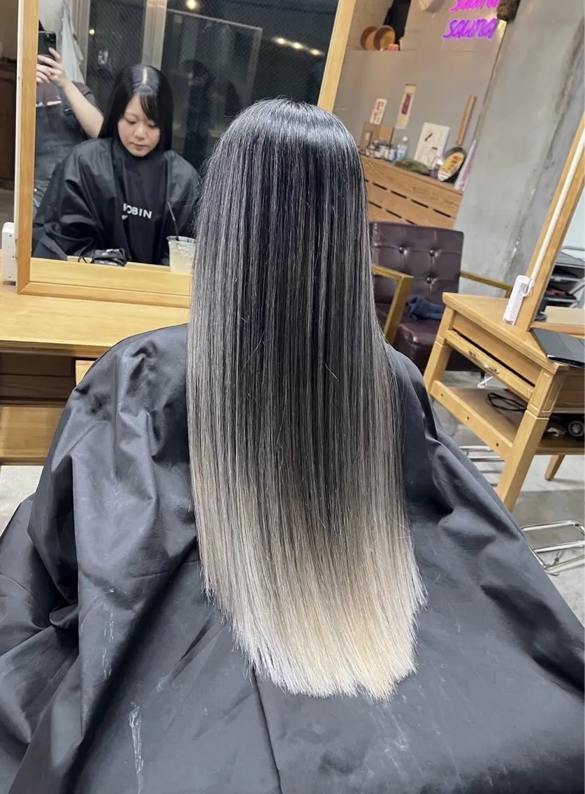 ロング カラー バレイヤージュ シルバー ホワイトシルバー レイヤーカット ヘアカラー トリートメント 指名数No.1 /NAOYAのヘアスタイル