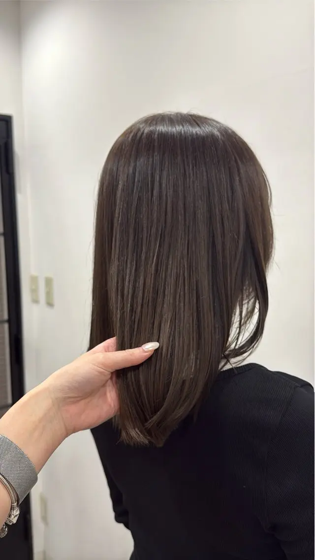 セミロング カラー オリーブカラー ニシザカ マナのヘアスタイル