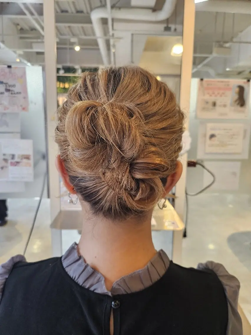 セミロング ヘアアレンジ ヘアセット 岡田 奈々のヘアスタイル