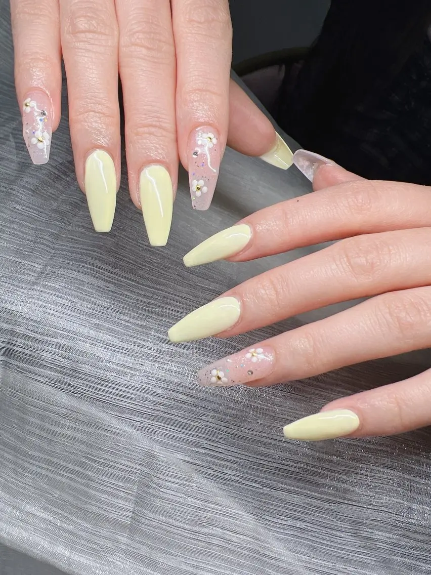 ネイル 長さ出し グラデーション 卒業式 キラキラネイル マグネットネイル Lee Nailsのネイルデザイン