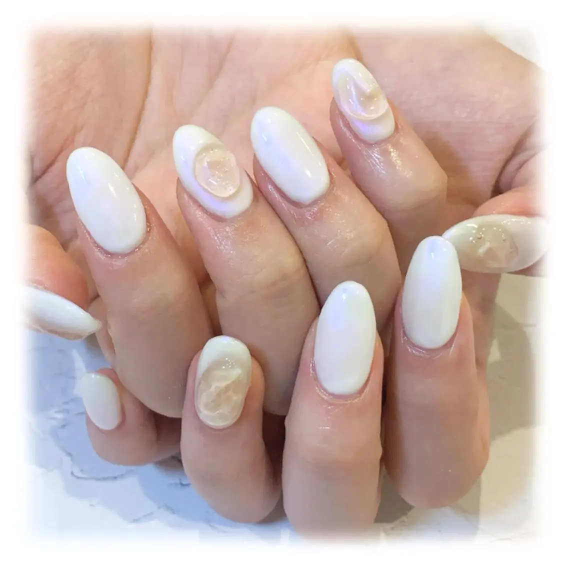ネイル アートネイル オーロラネイル ニュアンスネイル ぷっくりネイル ホワイト ui nailのネイルデザイン