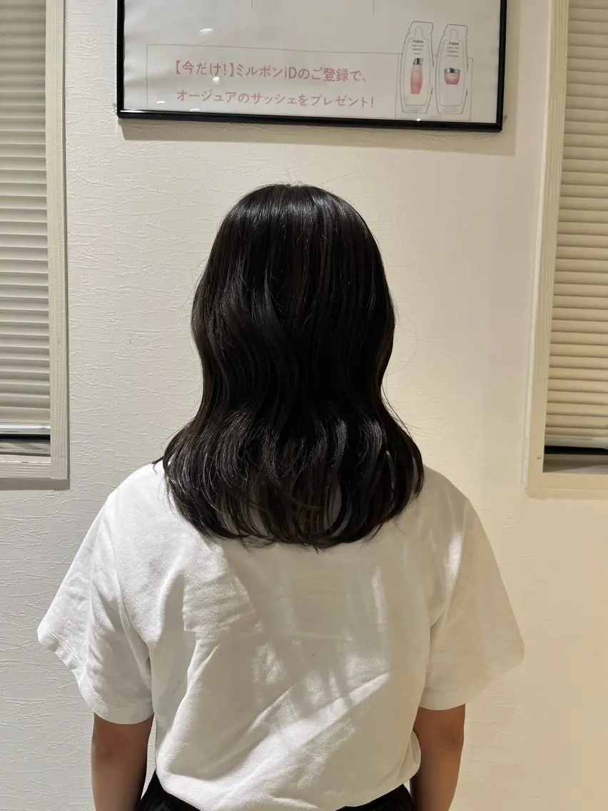 ミディアム 新谷 瀬里菜のヘアスタイル