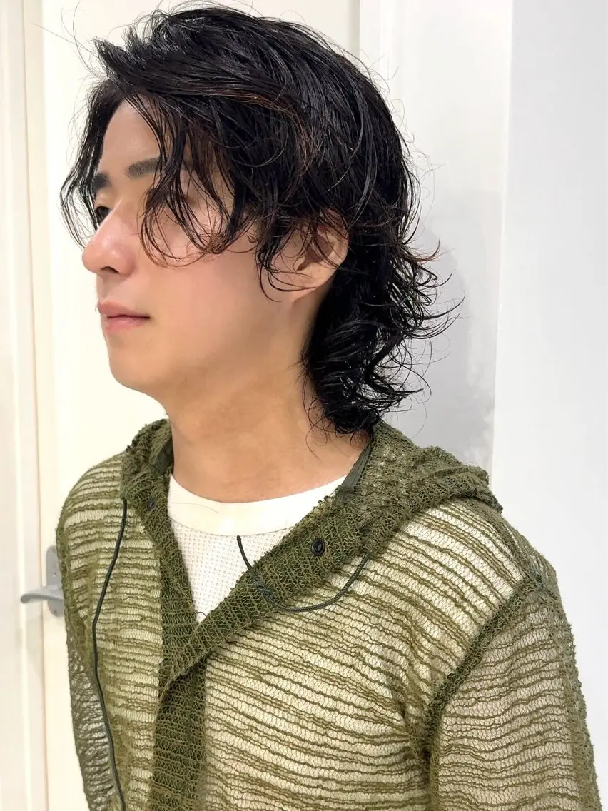ミディアム パーマ メンズ ミディアムパーマ メンズパーマ メンズウルフカット 似合わせカット ウルフカット 畔上 尚也のヘアスタイル