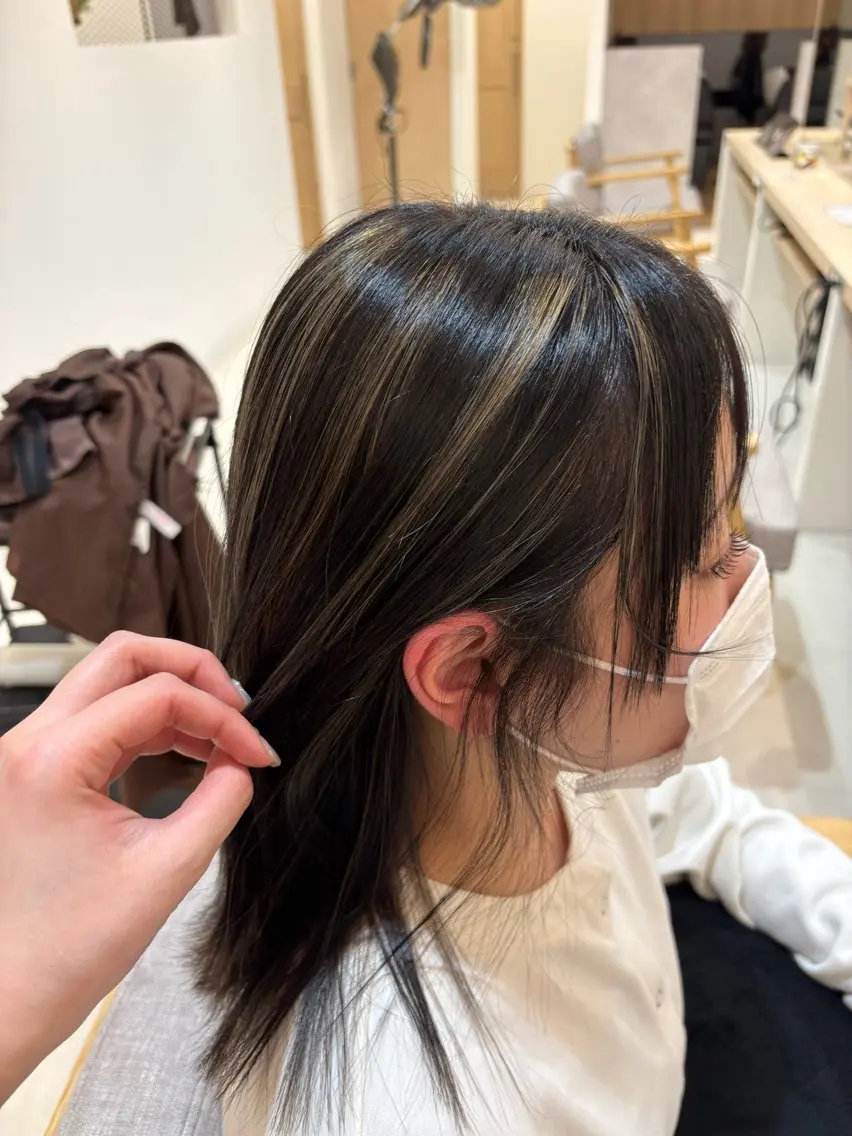 セミロング ハイライト 佐々木 美空のヘアスタイル