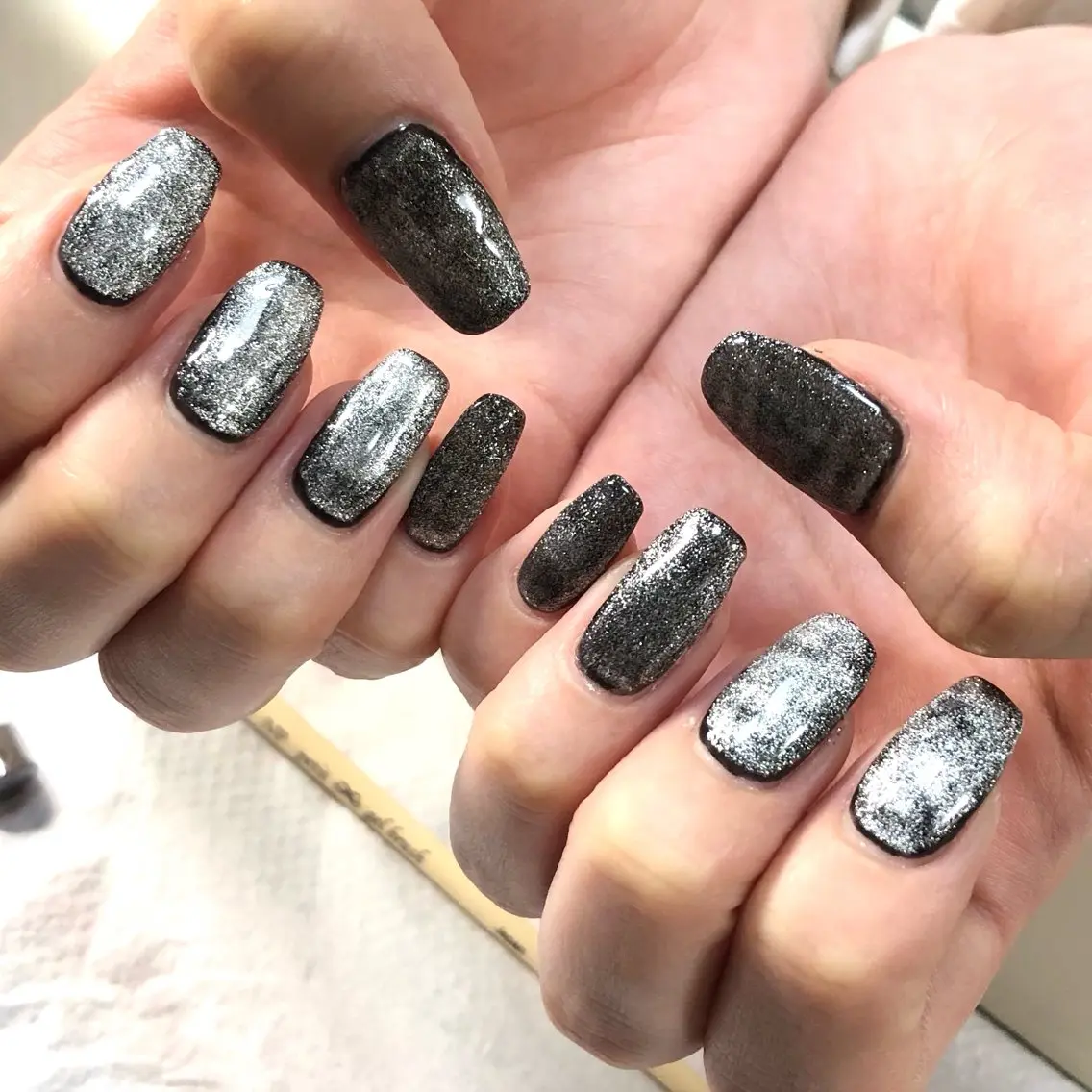 ネイル キラキラネイル マグネットネイル シルバー ハンドネイル salon *meehoのネイルデザイン