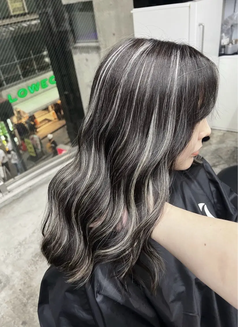セミロング カラー ダークグレー ダークグレージュ グレージュ ハイライトカラー ハイライト ヘアカラー トリートメント 指名数No.1 /NAOYAのヘアスタイル