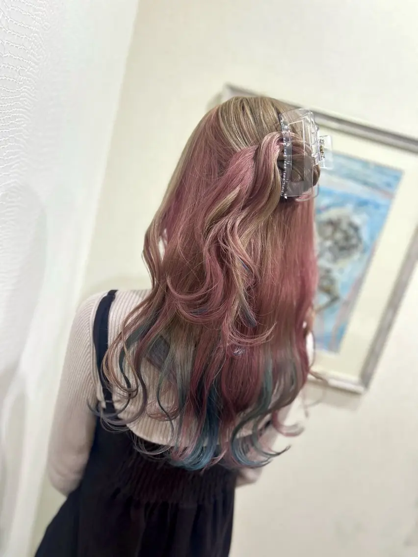 ロング カラー ブリーチ ブルーカラー ピンクカラー カット ヘアカラー 井上 花音のヘアスタイル