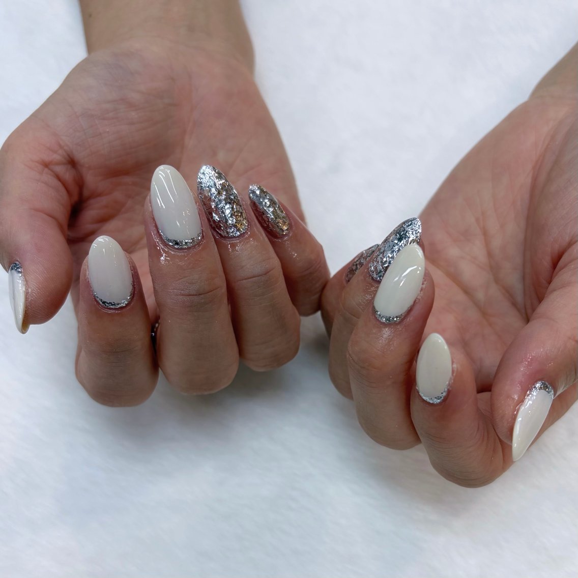 ネイル シルバー ホワイト 狭間 GRANBEAUTYのネイルデザイン