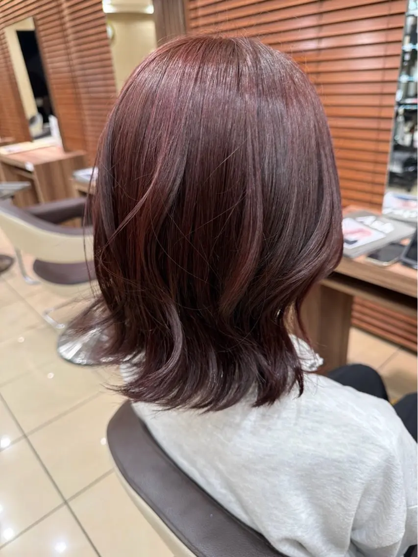 ミディアム カラー 尾関 唯のヘアスタイル