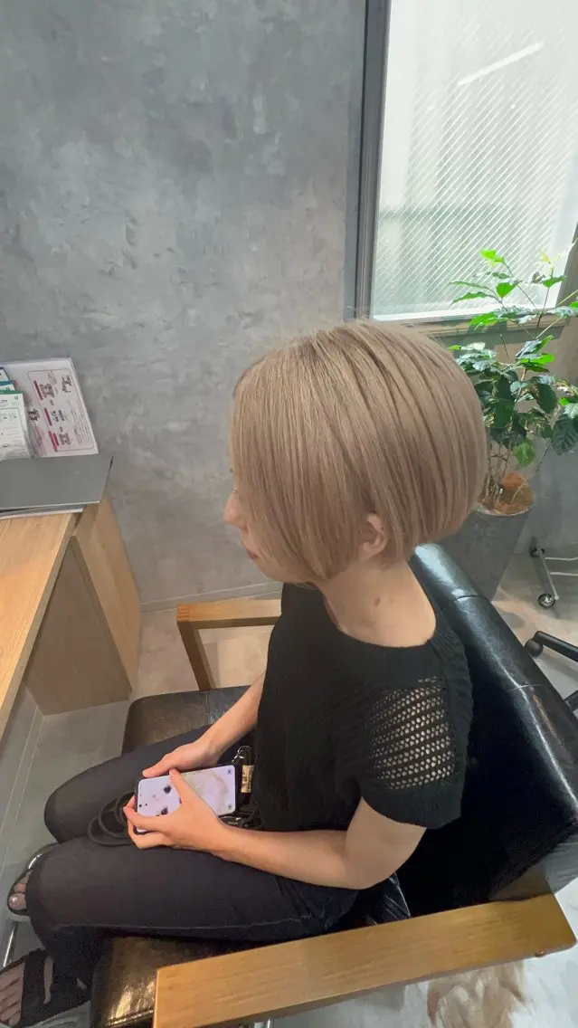 ミディアム カット ヘアカラー motoトップカラー リスト/ブリーチカラのヘアスタイル