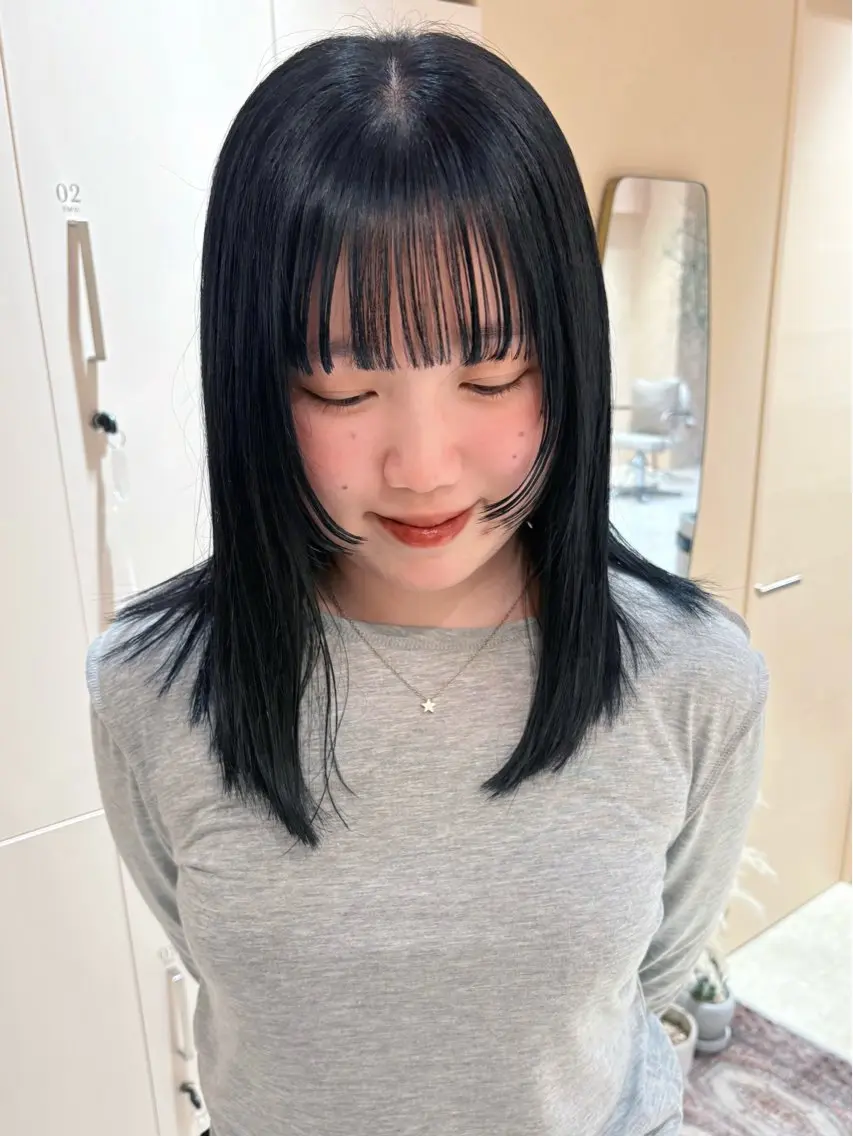 ミディアム カラー 顔まわりレイヤー レイヤーカット coyumi / 𝘦 𝘮 𝘶のヘアスタイル