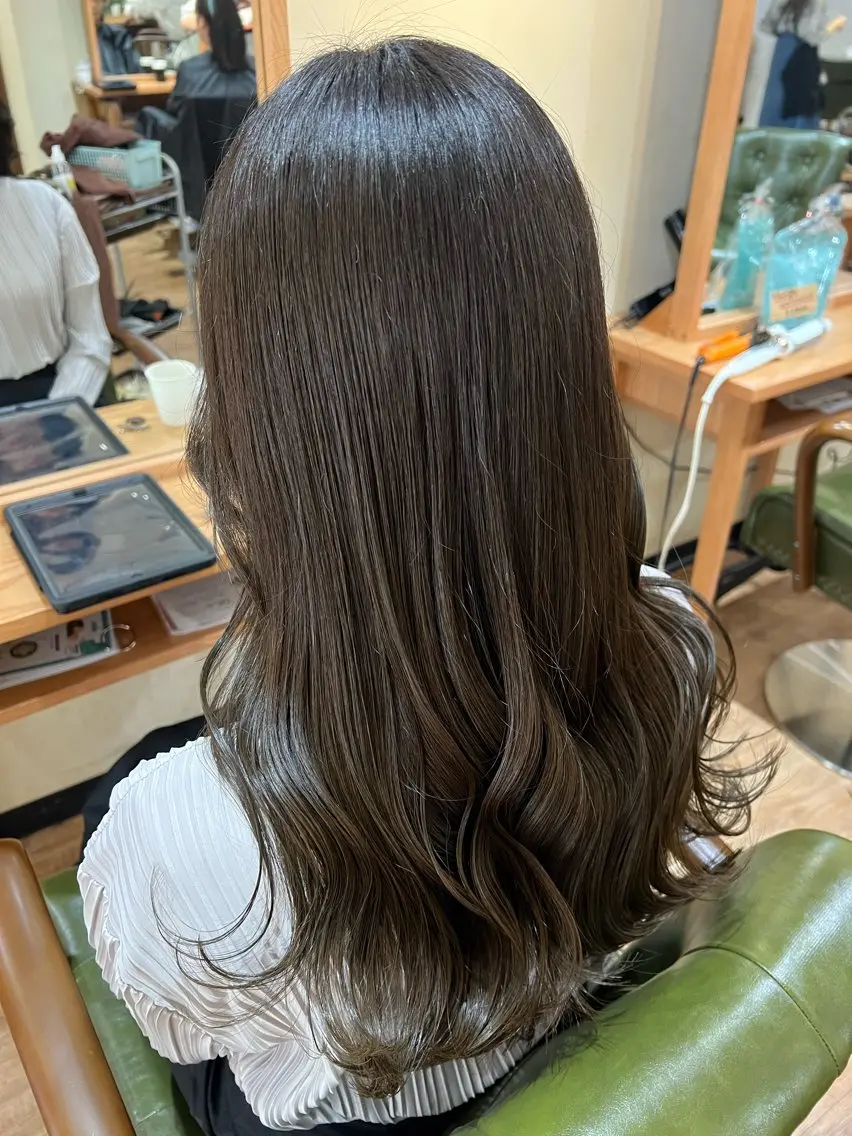 ロング カラー ベージュカラー オリーブベージュ 髪質改善 トリートメント カット ヘアカラー トリートメント TAI透明カラー 柔らかい縮毛矯正のヘアスタイル