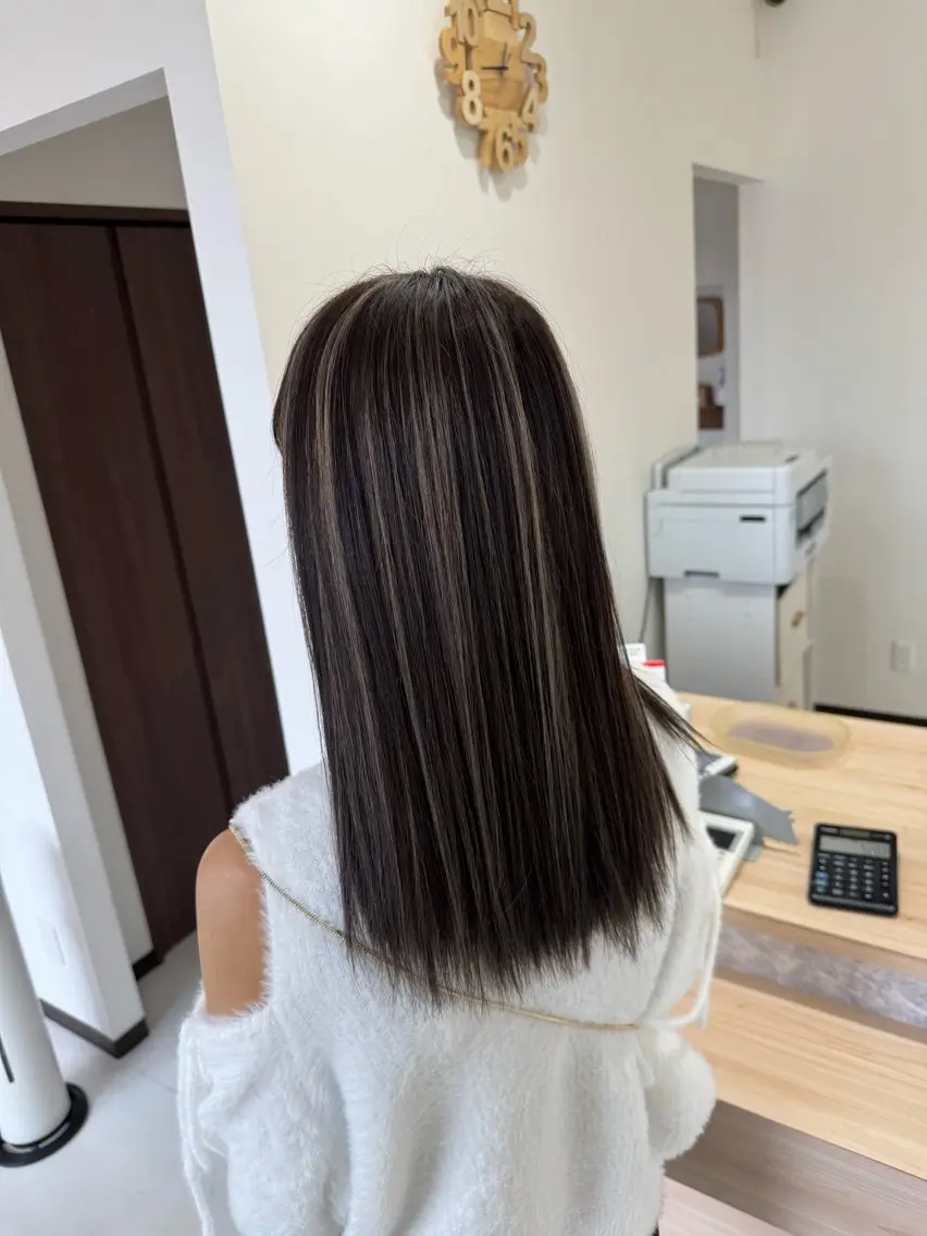 セミロング ヘアカラー 手塚 麗のヘアスタイル