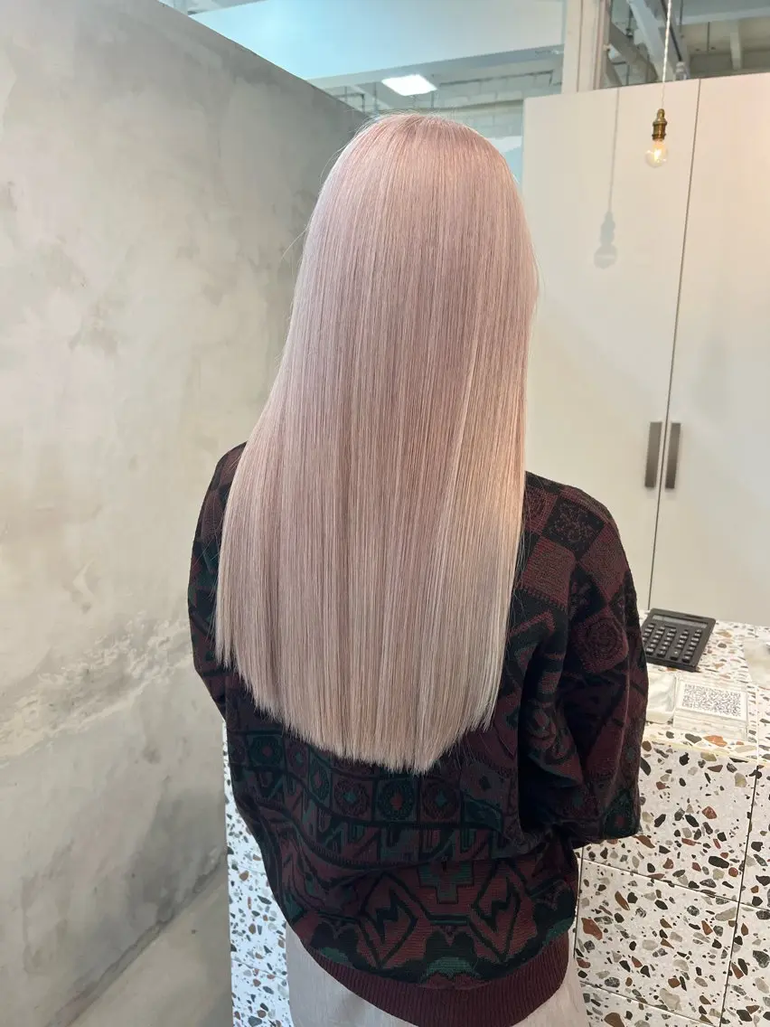 カラー hinata /ハイトーンのヘアスタイル