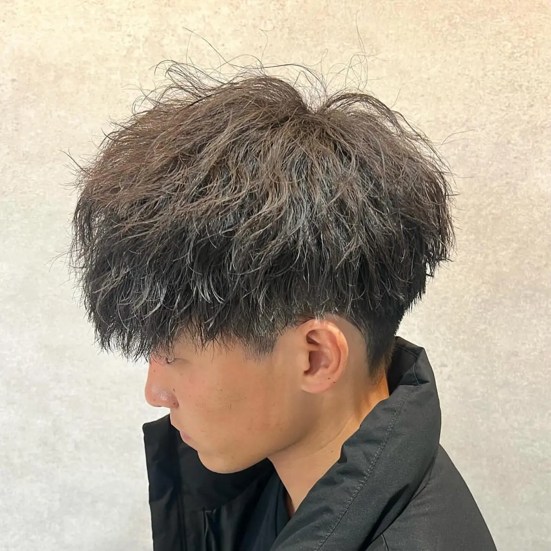 ショート カラー パーマ ヘアアレンジ メンズ センターパート メンズハイライト メンズメッシュ マッシュ メンズパーマ カット パーマ トリートメント ヘッドスパ ヘアセット 仕上がり満足度No. 1🔥BLUCK🔥のヘアスタイル
