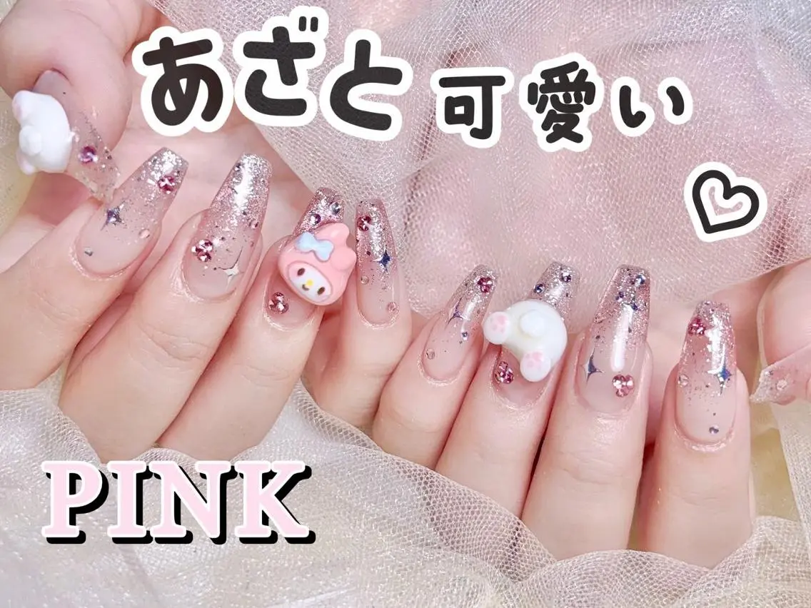 ネイル ジェルネイル ガーリー ホログラムネイル キラキラネイル ミディアムネイル ハンドネイル ハンドケア Queenie 🦋のネイルデザイン