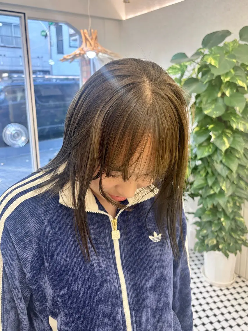 ミディアム カラー カット ヘアカラー 🧸柔らかベージュ/ 顔周りレイヤー/ミクのヘアスタイル