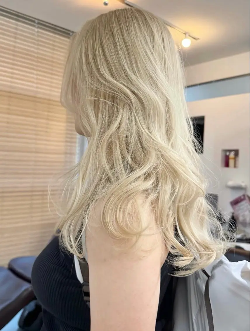 ロング カラー ベージュカラー ホワイトベージュ ヘアカラー 水野谷愛/レイヤー /ボブ/ブリーチのヘアスタイル