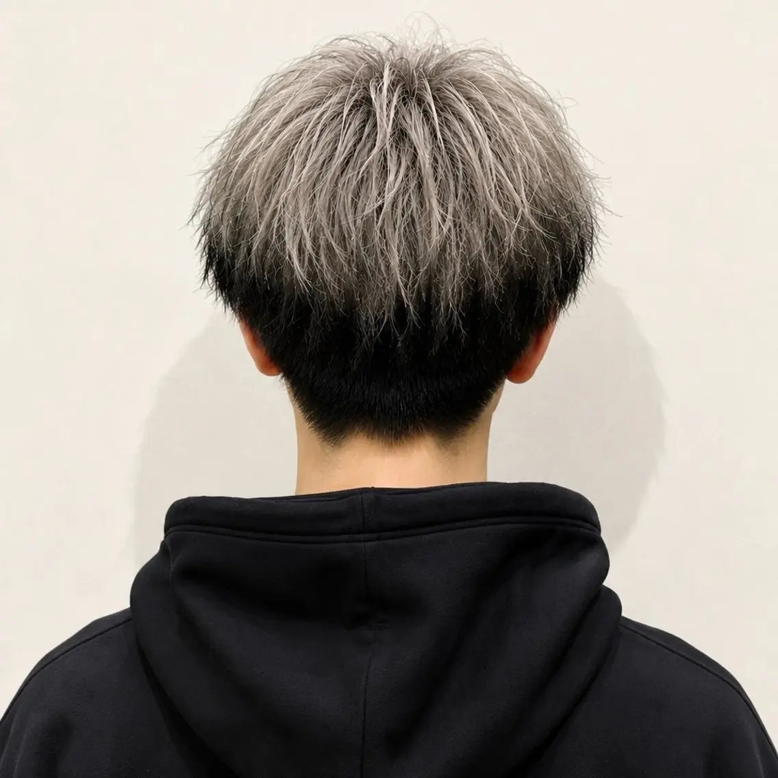 カラー メンズ メンズブリーチ マッシュ 黒髪 ブリーチ シルバー カット ヘアカラー メンズ特化カットパー マカラー坂田柊のヘアスタイル