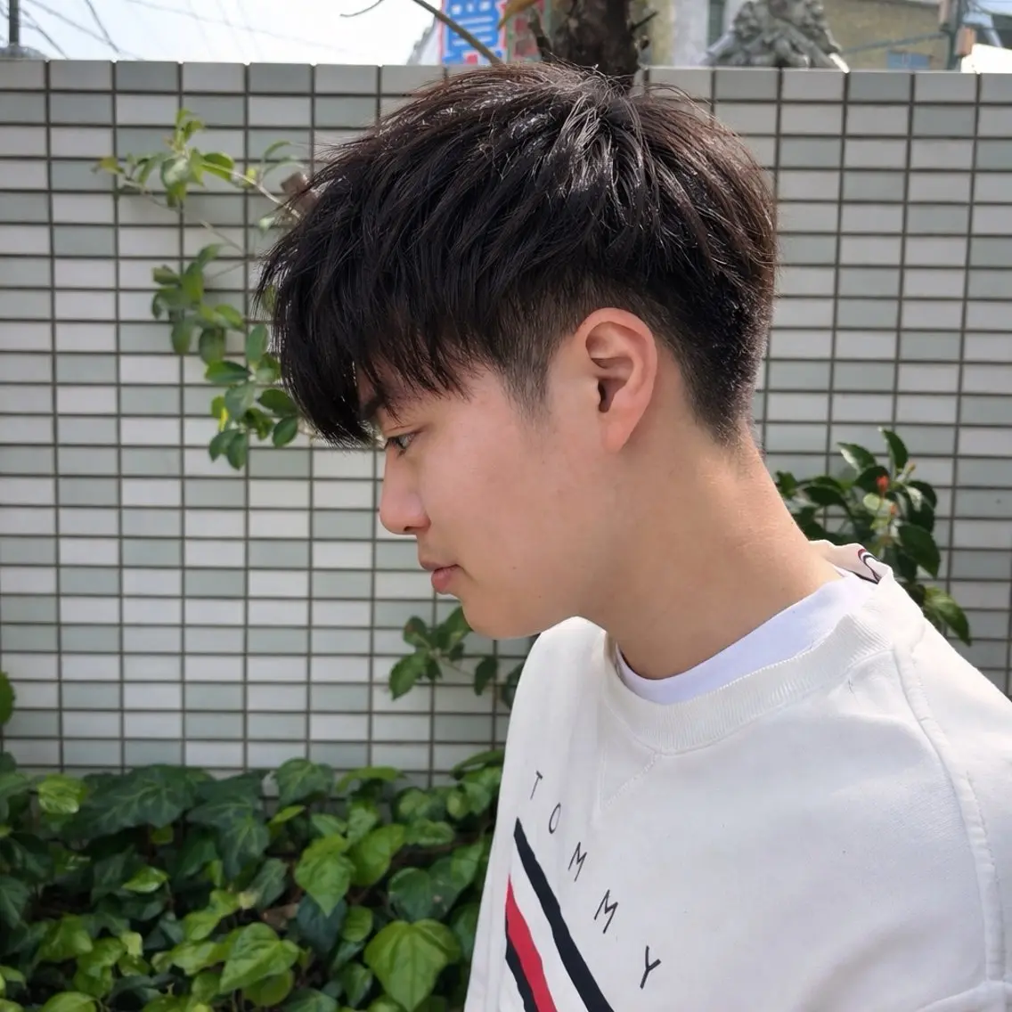 ショート メンズ メンズブリーチ センターパート マッシュウルフ マッシュ メンズパーマ カット 山本 陸央のヘアスタイル