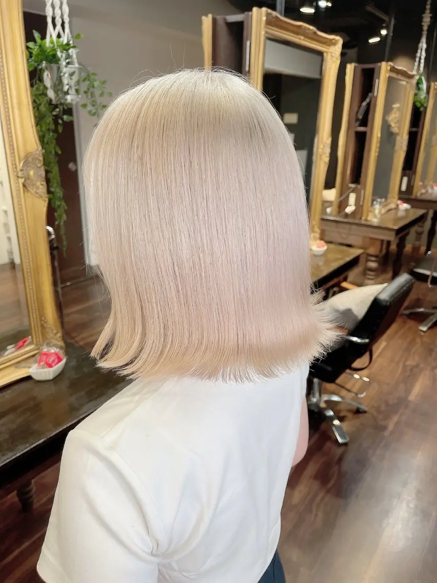 ミディアム カラー ヘアアレンジ ベージュカラー ブリーチ イヤリングカラー ハイトーンカラー ミルクティーベージュ カット ヘアカラー トリートメント 髪質改善/レイヤー 縮毛矯正/ケラチン耀のヘアスタイル
