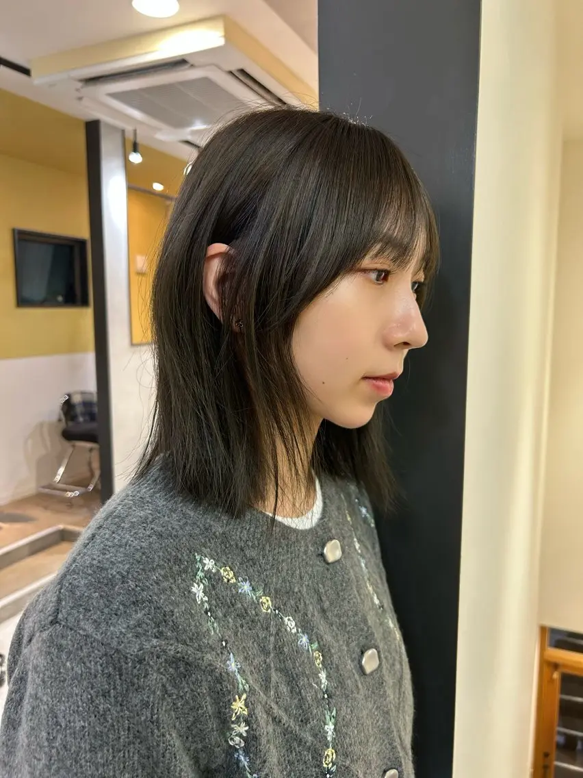 ミディアム カラー アッシュ ブリーチ 透明感カラー ブリーチなしカラー オリーブアッシュ カット ヘアカラー トリートメント hubhair レイヤー/透明感のヘアスタイル