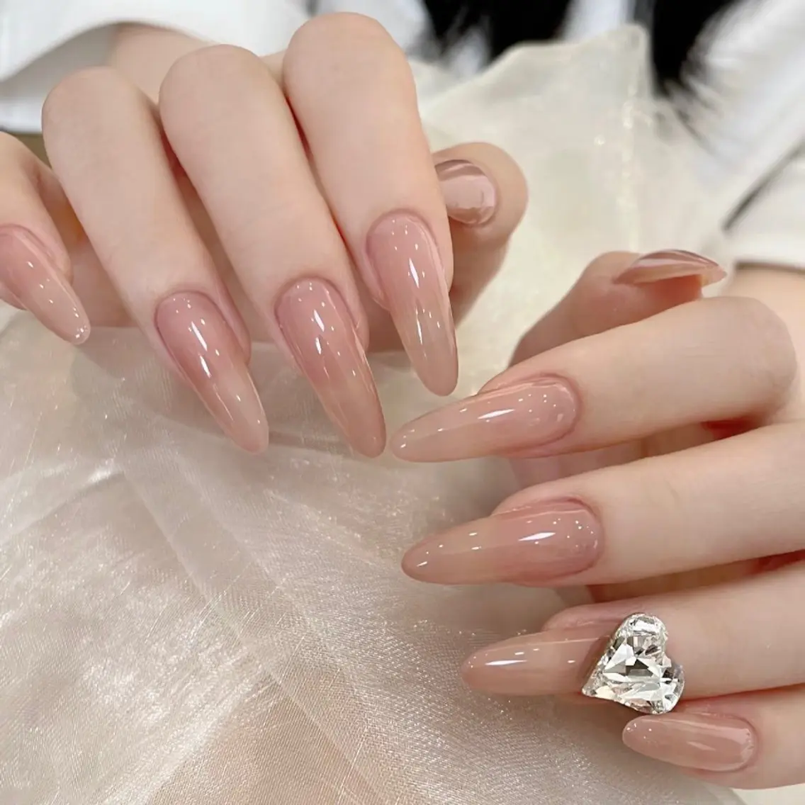 ネイル フレンチネイル ジェルネイル ガーリー グラデーション キラキラネイル ハンドネイル yuki Lioraネイルのネイルデザイン