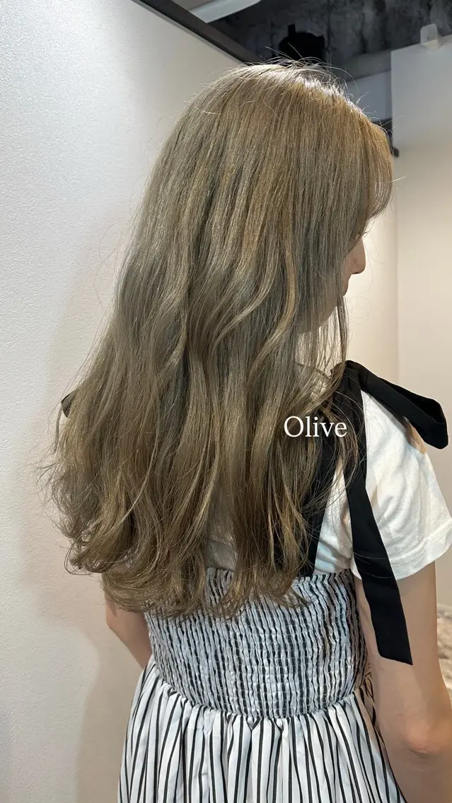 ロング カラー ベージュカラー ブリーチ ケアブリーチ オリーブベージュ オリーブカラー ヘアカラー トリートメント 山下恋佳/矢場町/ ブリーチ/ショートのヘアスタイル