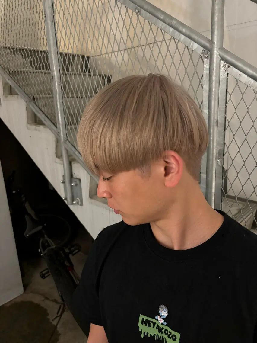 ショート カラー メンズ ベージュカラー ホワイトベージュ 落ちる黒 森崎雄斗のヘアスタイル