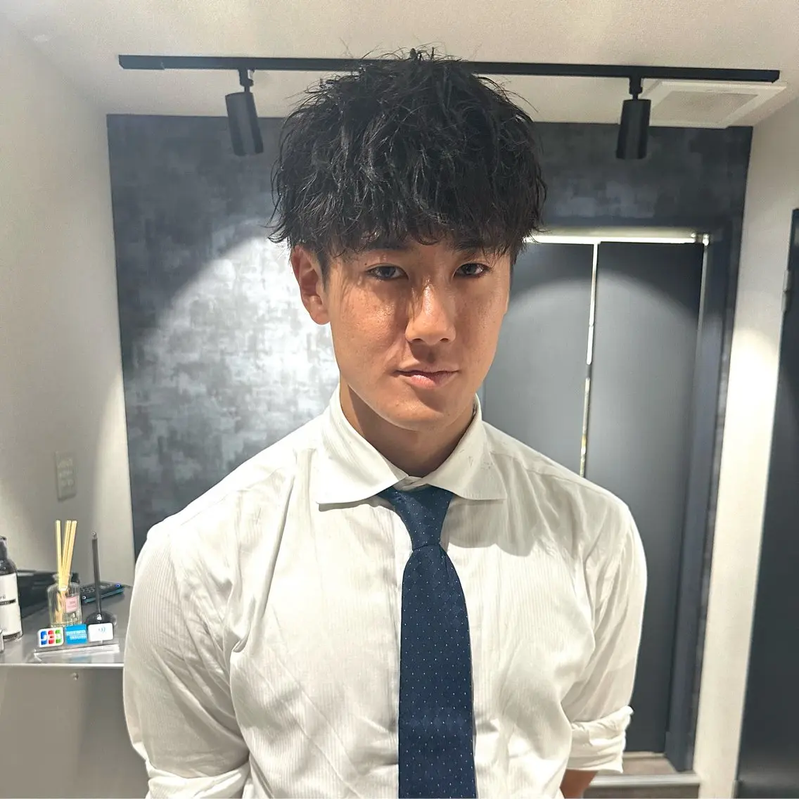 ショート パーマ メンズ メンズパーマ 波巻きパーマ カット パーマ 💈原宿指名No.1 センターパート💈のヘアスタイル