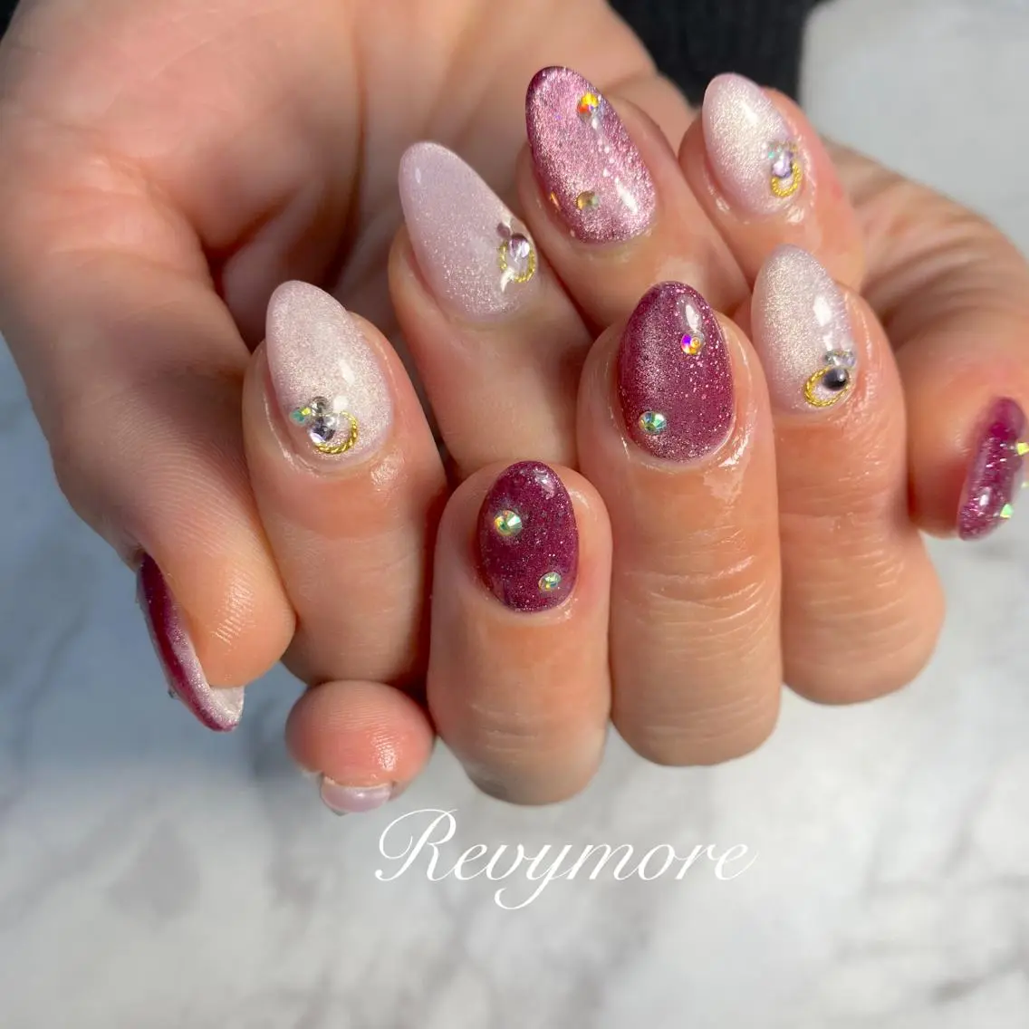 ミディアム ネイル 韓国風ヘア アートネイル ジェルネイル キラキラネイル 韓国ネイル nail salon Revymoreのネイルデザイン