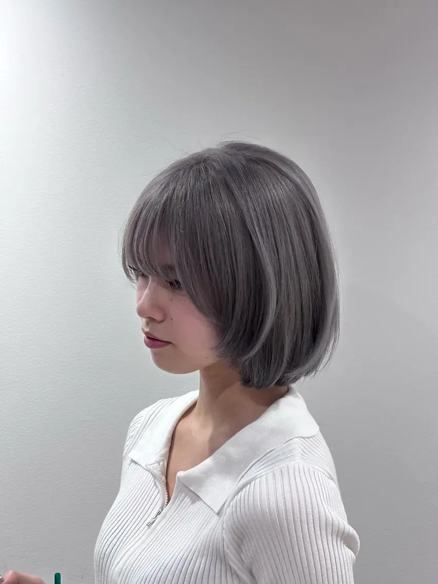 ミディアム カラー ブリーチ シルバー 羽田 莉野のヘアスタイル