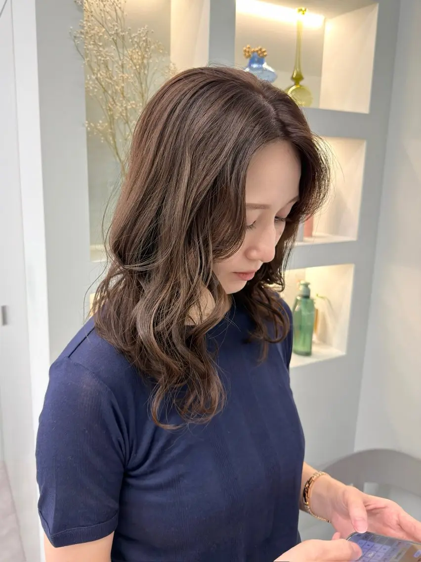 ミディアム カラー ベージュカラー 透明感カラー オリーブベージュ カット ヘアカラー トリートメント 挟間 直人のヘアスタイル