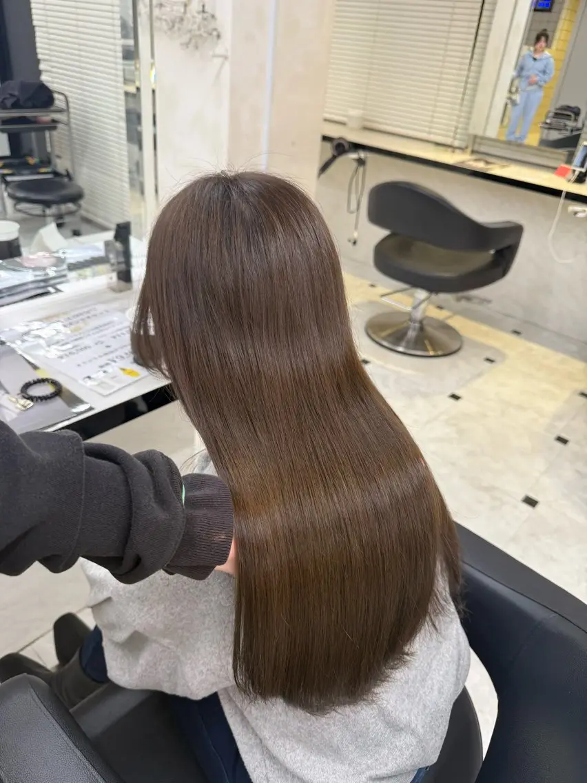 ロング カラー ベージュカラー オリーブベージュ カット ヘアカラー トリートメント 韓国風グレージュ 🤍たくみ🤍のヘアスタイル