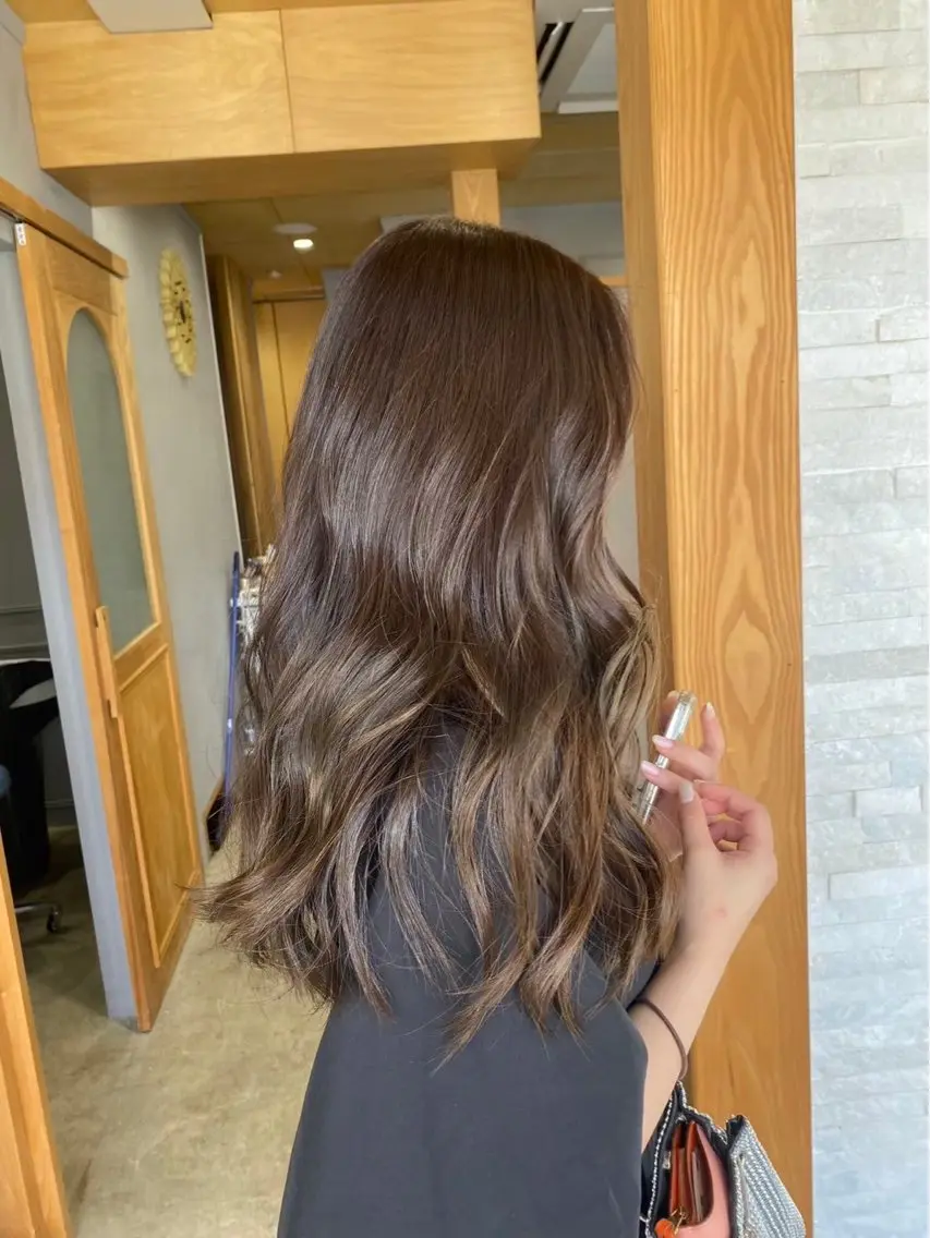 ロング カラー ベージュカラー ブリーチ ブリーチなしカラー ヘアカラー miloc Maikaのヘアスタイル