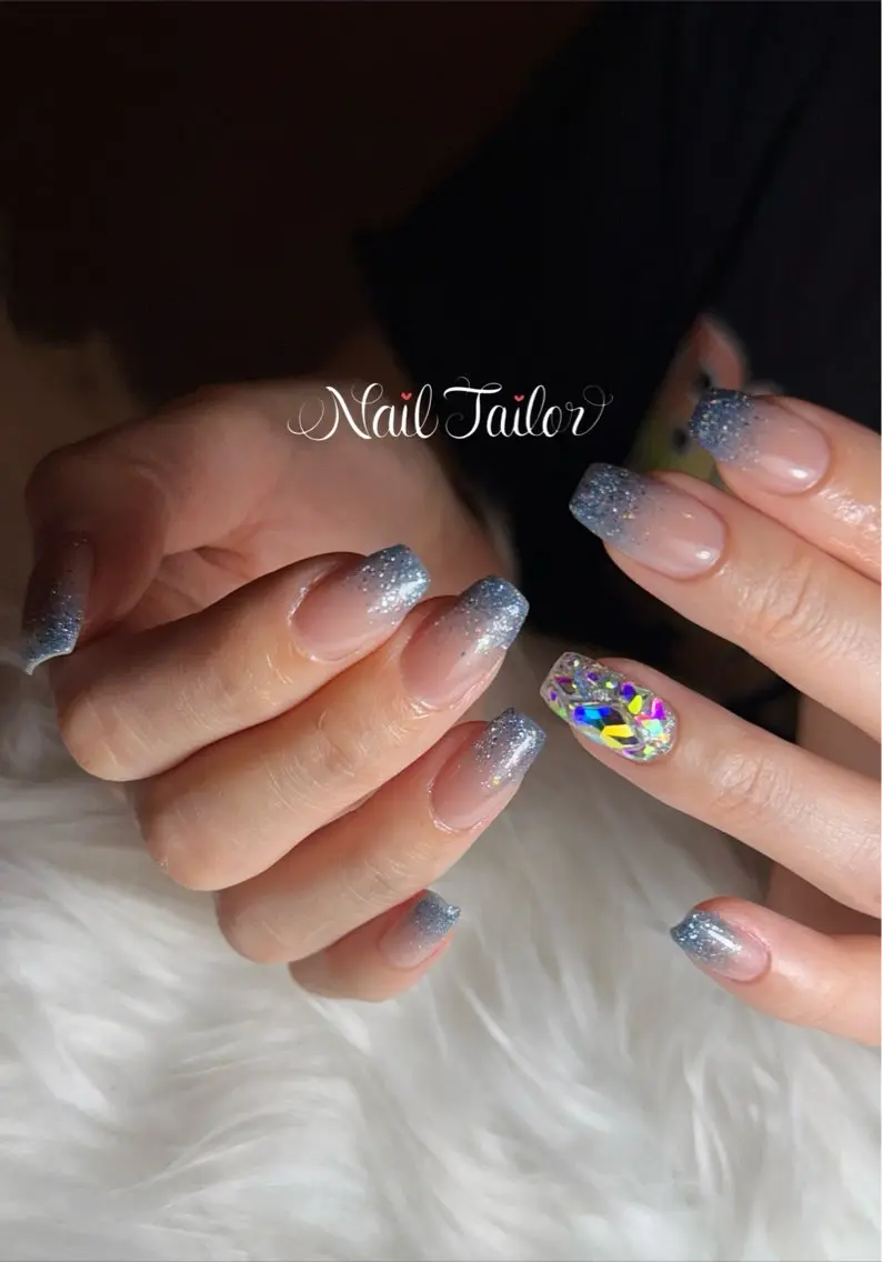 ネイル ブルー フラッシュネイル キラキラネイル ラメ(グリッター) ラメグラデーション ハンドネイル NailTailor ネイルテイラーのネイルデザイン