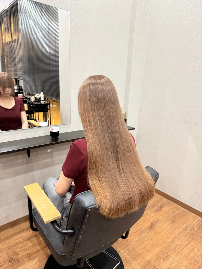 ロング カラー ベージュカラー ミルクティーベージュ カット ヘアカラー トリートメント 鵜飼 真伍のヘアスタイル