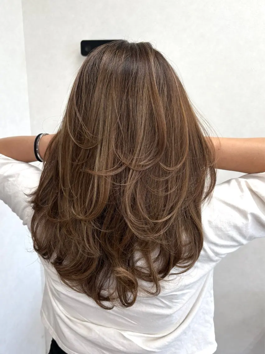 ロング レイヤーカット カット ヘアカラー トリートメント issy/ハイライト ハイトーン／レイヤーのヘアスタイル