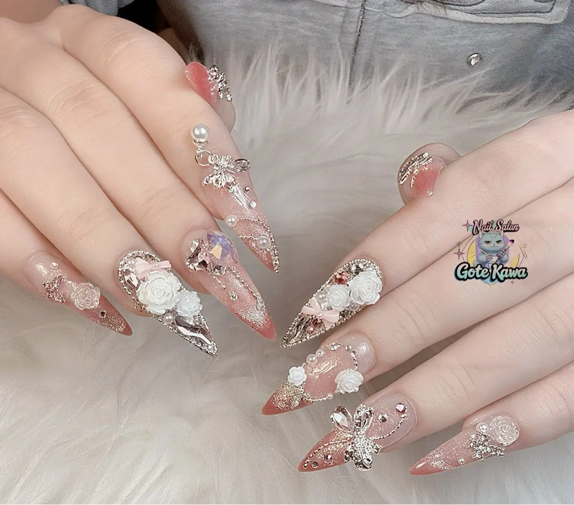 ネイル アートネイル キラキラネイル スカルプネイル 冬ネイル クリスマス ハンドネイル ハンドケア Gote Kawa nail salonのネイルデザイン